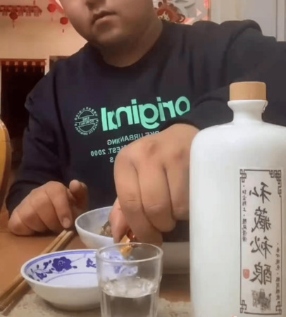 央視一口一瓶白酒(一口一瓶白酒)