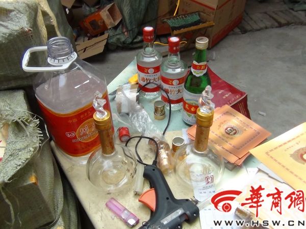 往酒瓶里倒酒用什么(倒酒怎么拿酒瓶)